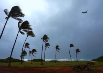 Huracán Lowell amenaza Kauai con tornados e inundaciones