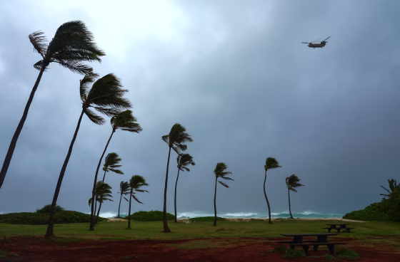 Huracán Lowell amenaza Kauai con tornados e inundaciones