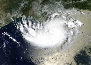 Tormenta Edouard toca tierra entre Texas y Luisiana