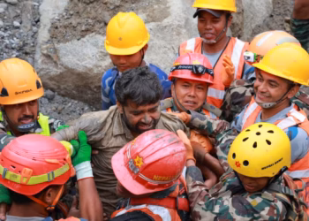 Rescatan a dos trabajadores tras 9 días en Nepal