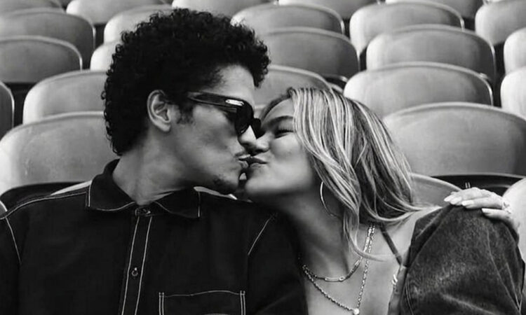 Karol G y Bruno Mars lanzan el videoclip de 'Still'