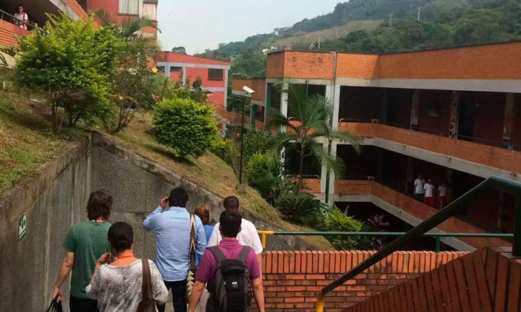 Menor de 17 años causa alarma tras ingresar armado a colegio