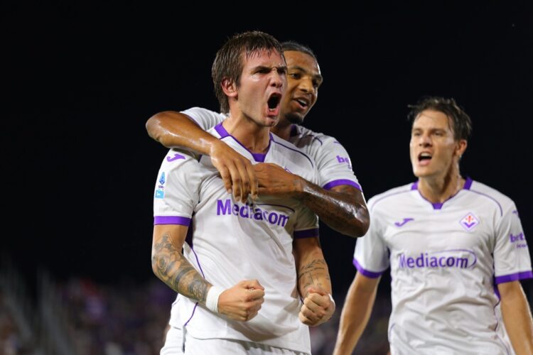 Fiorentina vence al Venezia con triplete de Mastantuono