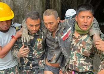 Milagro en Nepal: sobreviven 11 días tras la riada