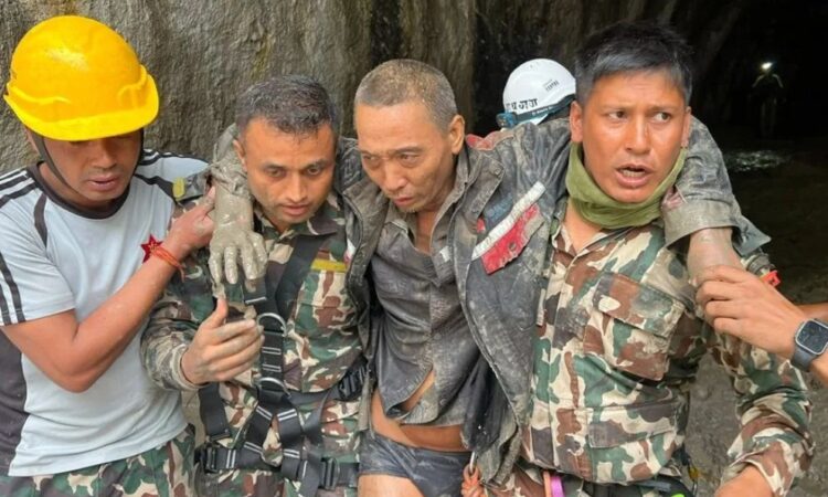 Milagro en Nepal: sobreviven 11 días tras la riada