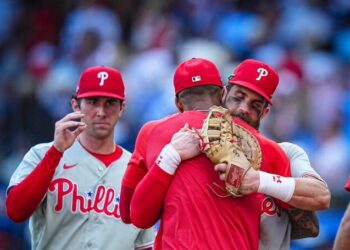 Filis vencen 4-3 a Bravos y fuerzan tercer juego