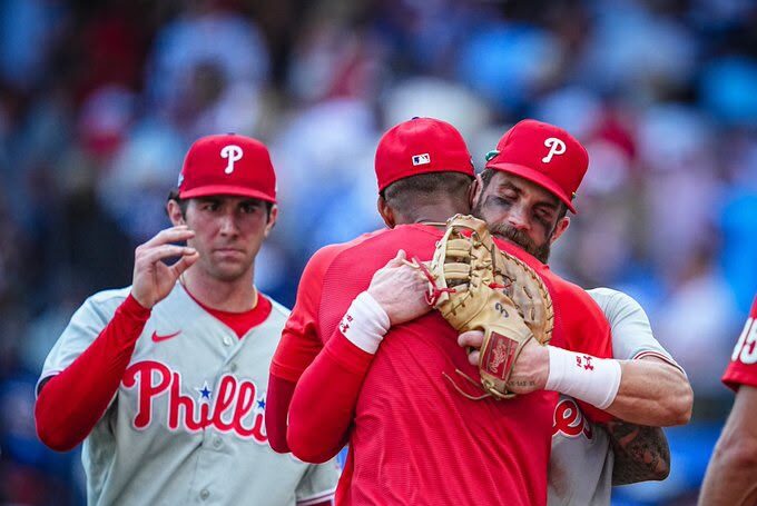 Filis vencen 4-3 a Bravos y fuerzan tercer juego