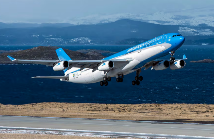 Argentina enfrenta embargos por expropiación de Aerolíneas