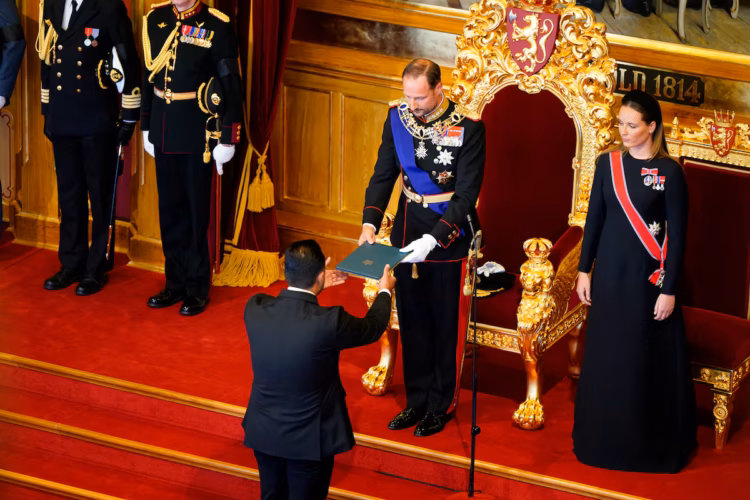 Haakon VIII jura como nuevo rey de Noruega