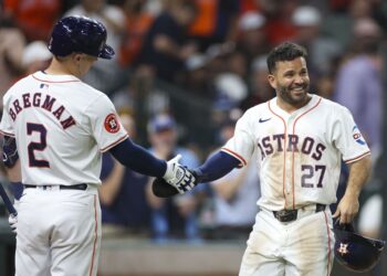 Walker, Smith y Varsho impulsan triunfo de Astros
