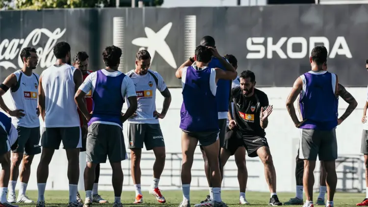 Valencia suma bajas antes de recibir al Barcelona