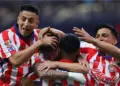 Chivas aplasta a Pumas y se convierte en líder del Apertura