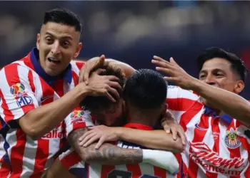 Chivas aplasta a Pumas y se convierte en líder del Apertura