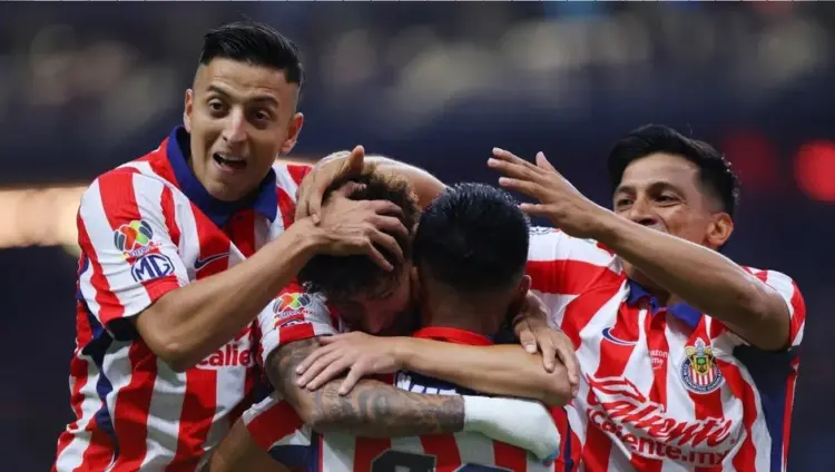 Chivas aplasta a Pumas y se convierte en líder del Apertura