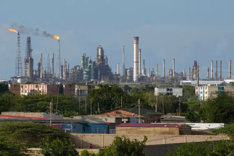 Venezuela cede control petrolero a EU por 25 años