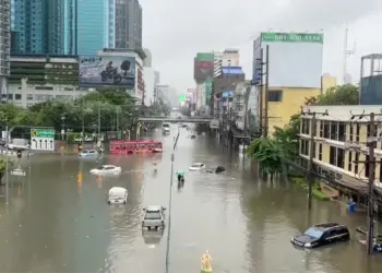 Inundaciones cubren Bangkok y activan alerta de desastre