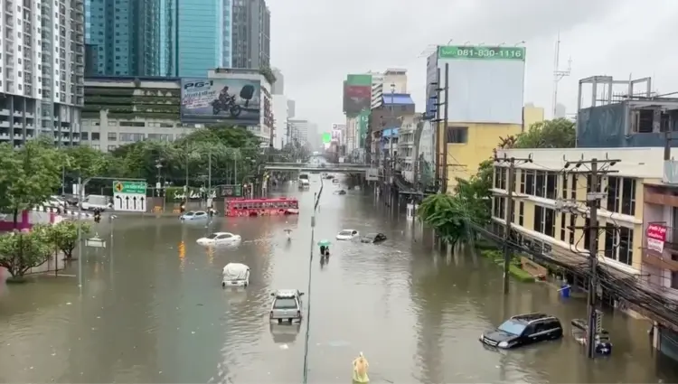 Inundaciones cubren Bangkok y activan alerta de desastre