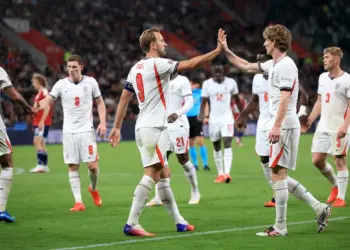 Inglaterra vence 2-0 a República Checa en Praga