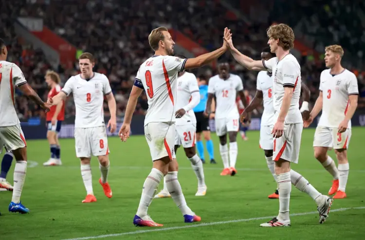 Inglaterra vence 2-0 a República Checa en Praga