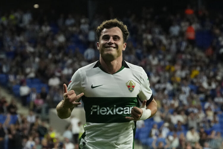 Elche sorprende al Espanyol y consigue su primer triunfo
