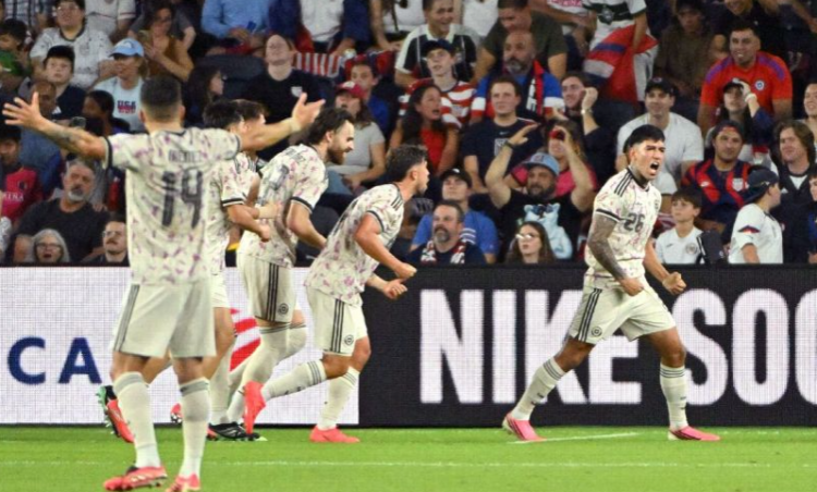 Chile reacciona y empata ante Estados Unidos con Ulloa