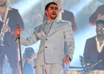 Bad Bunny conquista su primer Emmy por espectáculo en Super Bowl