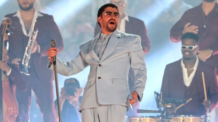 Bad Bunny conquista su primer Emmy por espectáculo en Super Bowl