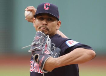 Guardianes derrotan a Detroit con hit de Schneemann