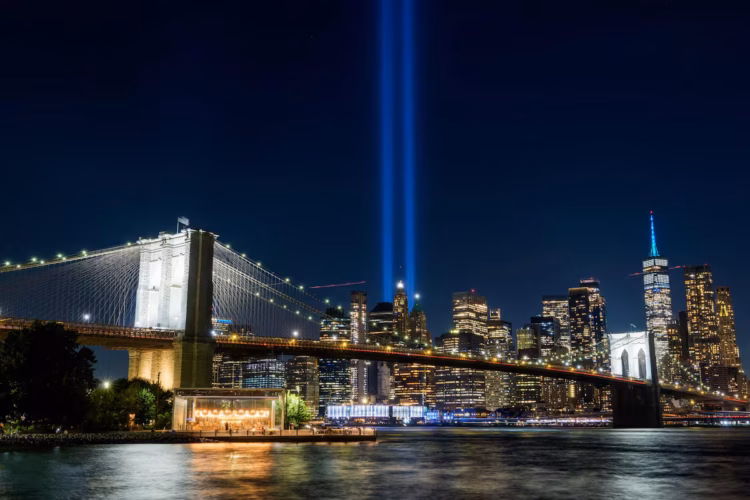 Drones recrean las Torres Gemelas a 25 años del 9/11