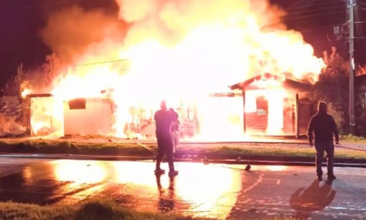 Incendio arrasa hogar de adultos mayores en Chile