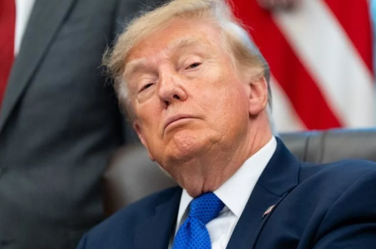 Anuncios de Trump generan críticas por uso de fondos públicos
