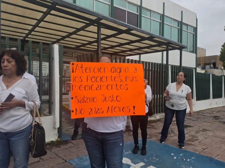 Protesta personal del IMSS por medicinas