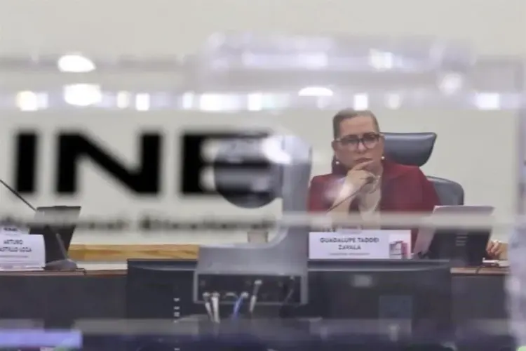 Senadores exigen plan anticorrupción tras renuncia en INE