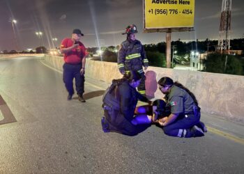 Guardia Estatal pone a salvo a mujer en puente
