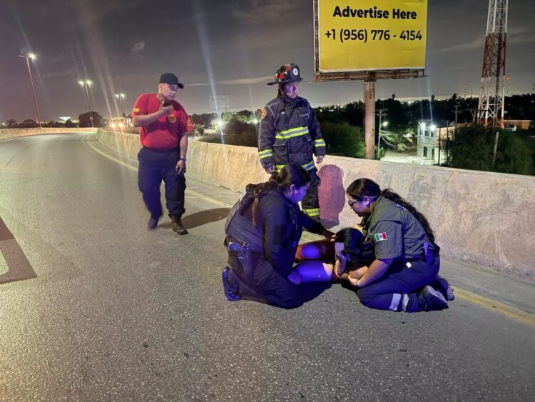 Guardia Estatal pone a salvo a mujer en puente