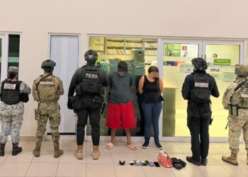 Detienen a pareja con droga y moto robada