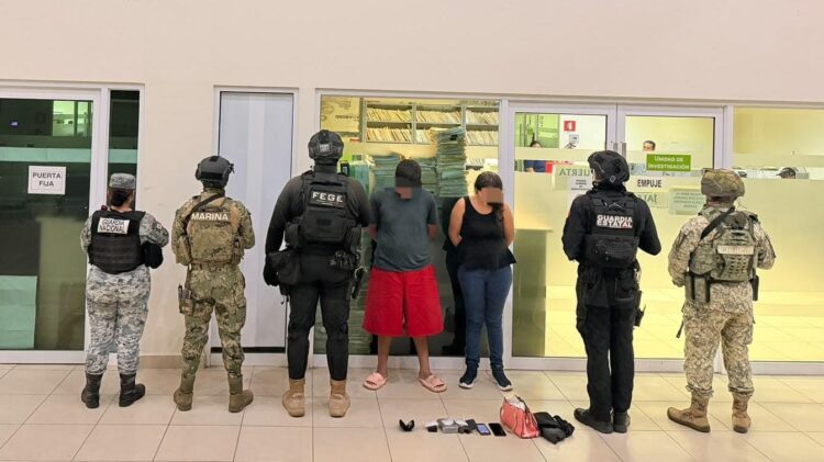 Detienen a pareja con droga y moto robada
