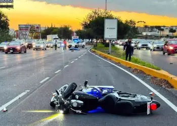 Motociclista muere al chocar contra barandal