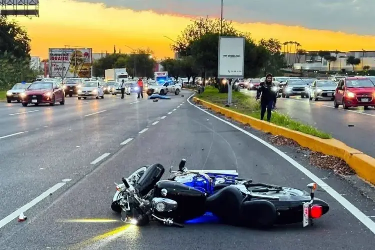Motociclista muere al chocar contra barandal