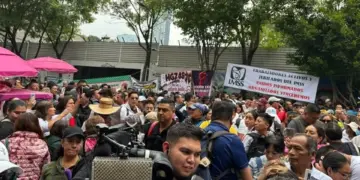 Empleados del IMSS toman unidades por falta de insumos