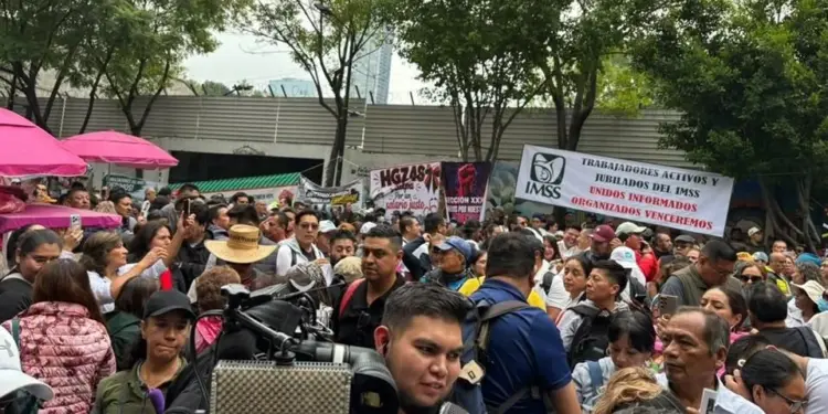 Empleados del IMSS toman unidades por falta de insumos