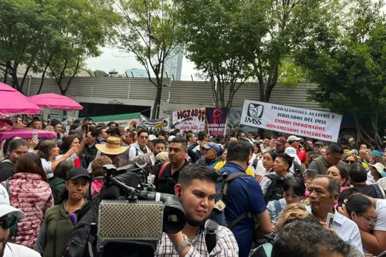 Empleados del IMSS toman unidades por falta de insumos