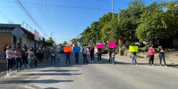 Padres bloquean la carretera Interejidal; kínder cumple dos días sin clases