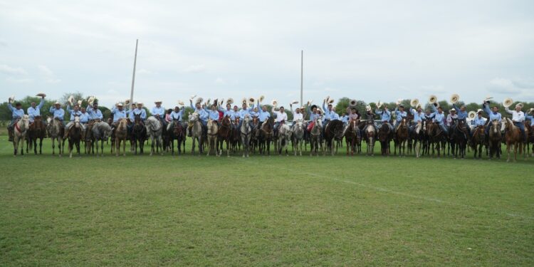 Cabalgan Veterinarios de la UAT en el 69 aniversario de la FMVZ de Cd. Victoria