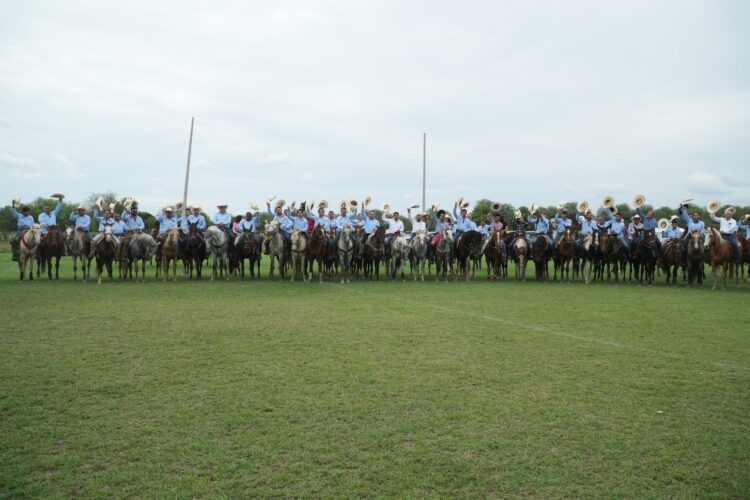 Cabalgan Veterinarios de la UAT en el 69 aniversario de la FMVZ de Cd. Victoria