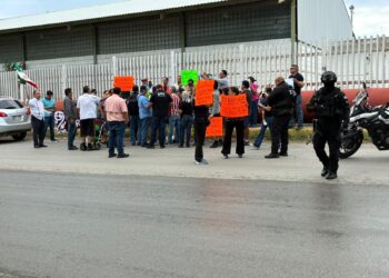 Vecinos protestan para que ferromex autorice rehabilitar drenaje sanitario en Victoria