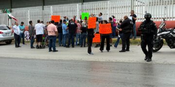 Vecinos protestan para que ferromex autorice rehabilitar drenaje sanitario en Victoria