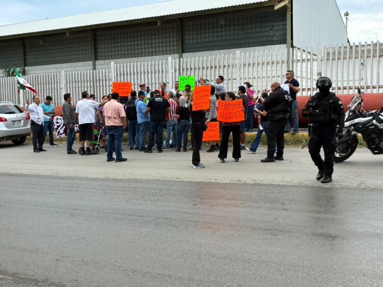 Vecinos protestan para que ferromex autorice rehabilitar drenaje sanitario en Victoria
