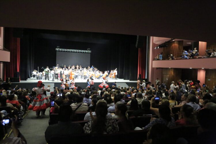 Cierra Américo Telón del Festival con gala musical de niños tamaulipecos; MATUTE emociona en plaza Juárez