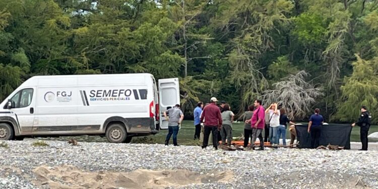 Rescatan en Ejido Cruz y Cruz cuerpos de madre e hijo arrastrados por la corriente del río Purificación